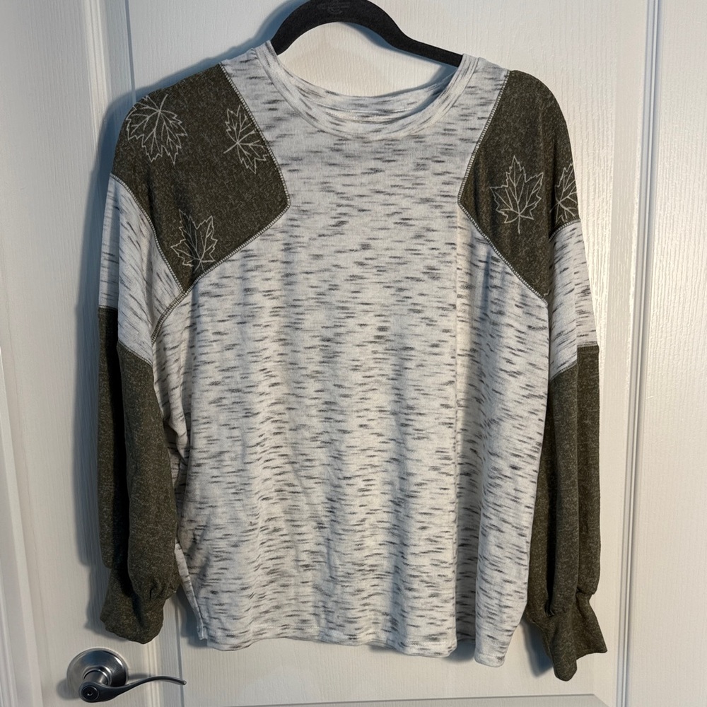 Maurices Two-Tone Heather Gray and Olive Crewneck Sweatshirt Leaves Size M